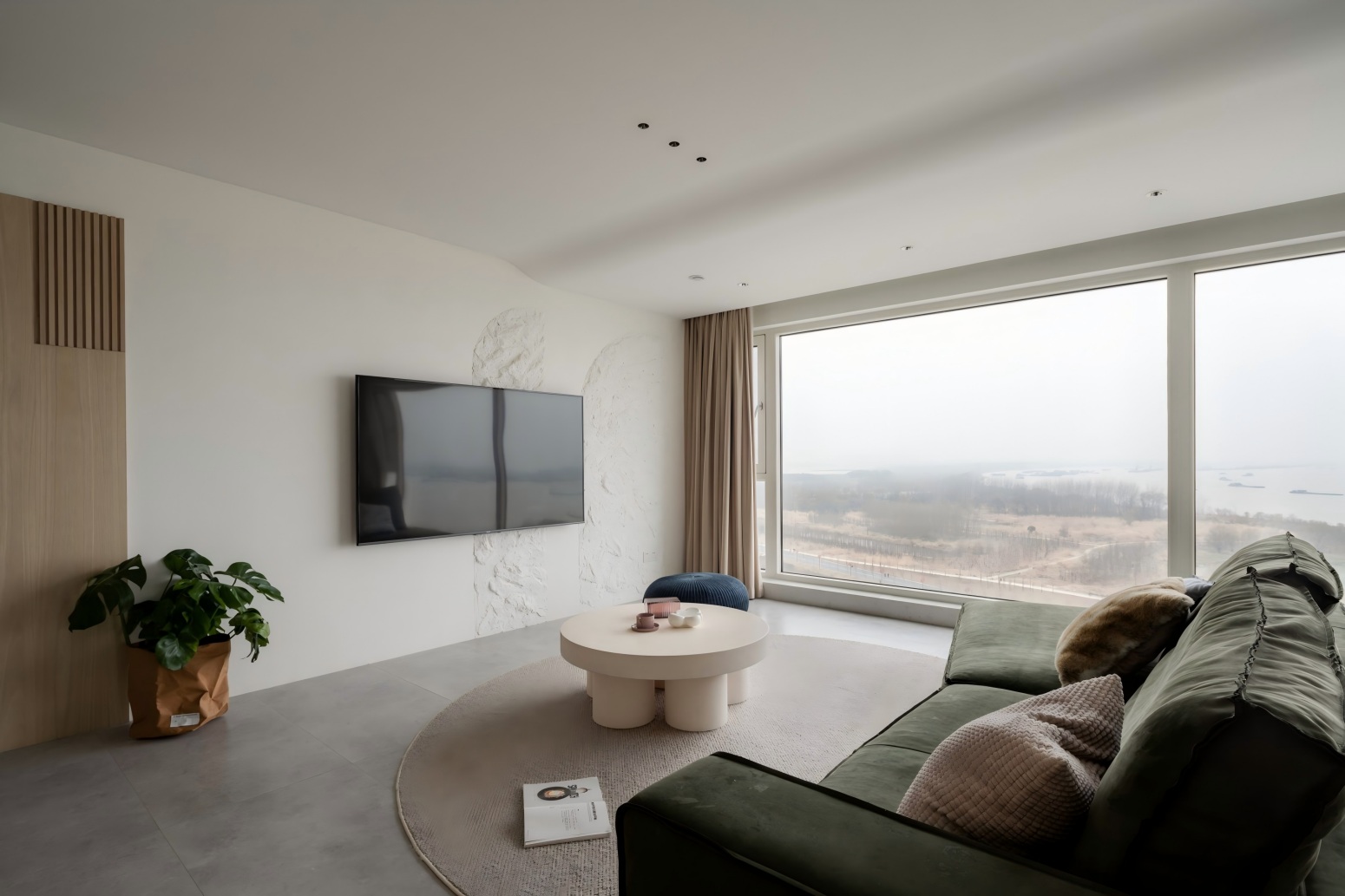 《灰调静谧，自然共生的都市居所》